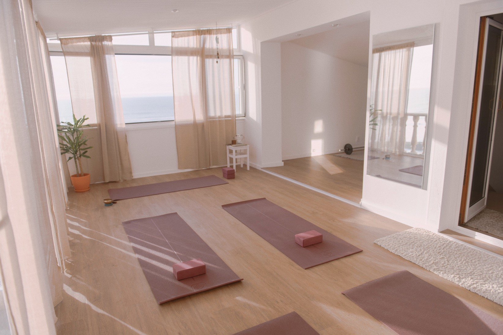 Yoga lesson at Laneez Ericeira Surfhouse