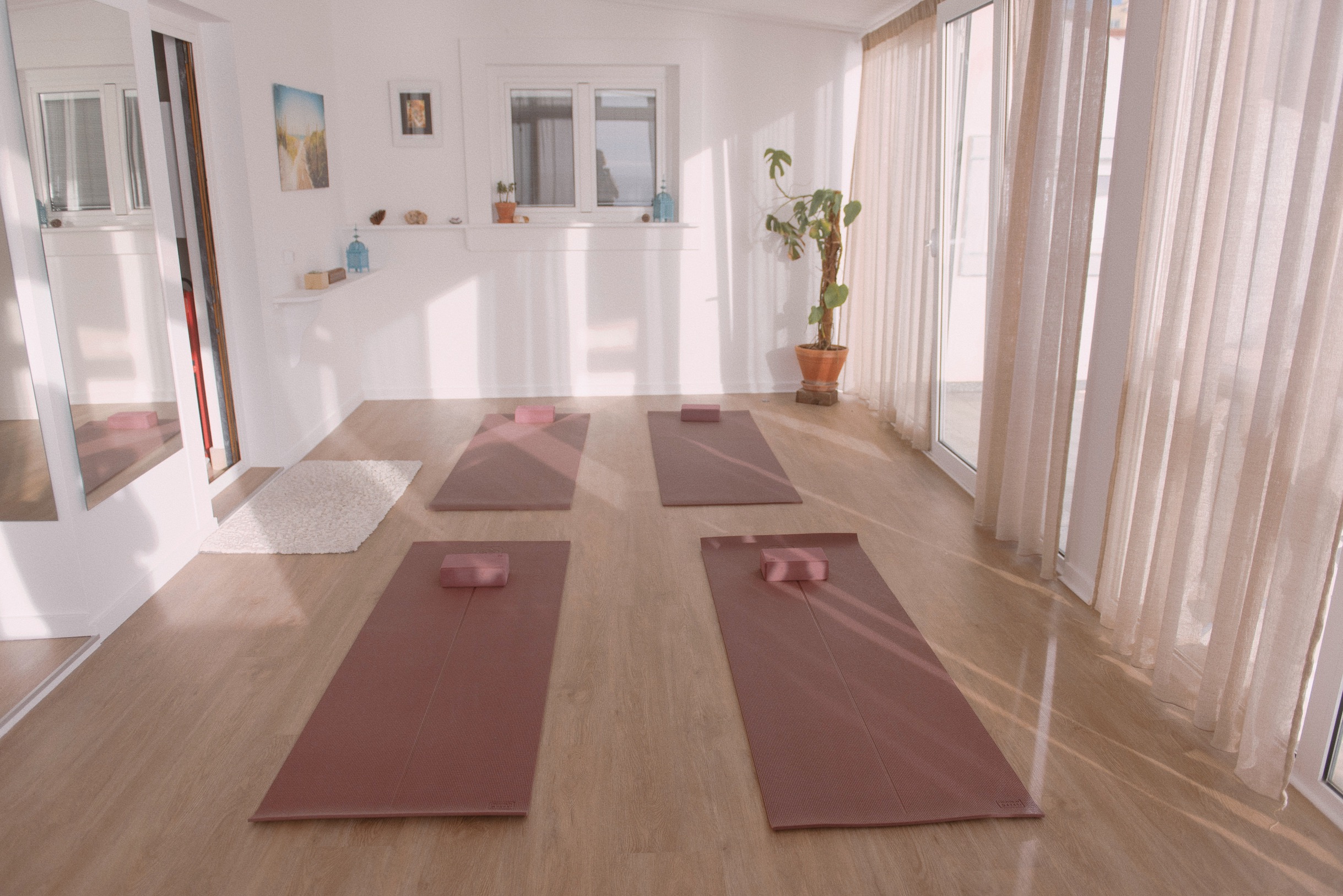 Yoga lesson at Laneez Ericeira Surfhouse